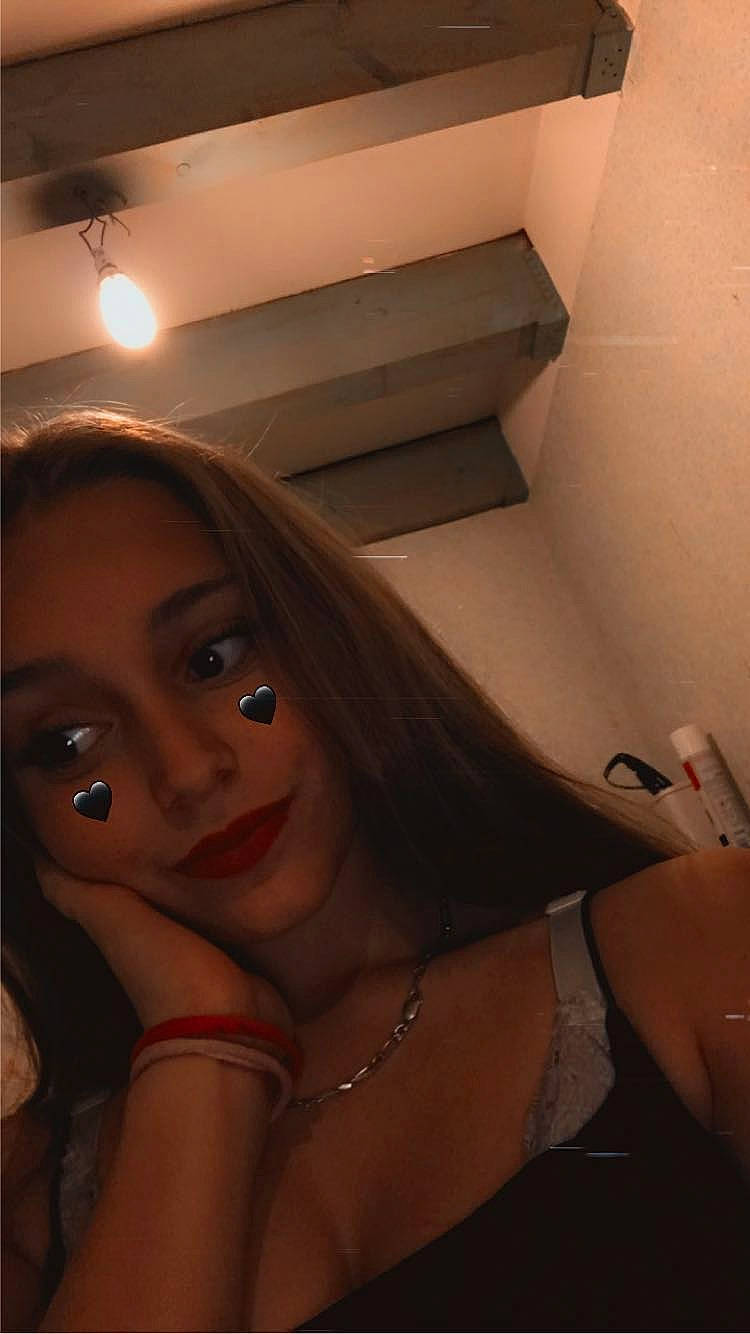 Daniella participe au concours pour gagner de l'argent avec cette photo : beauty, black_hair, brown_hair, eye, eyebrow, face, flesh, lip, long_hair, mouth, person, photography, room, selfie, skin