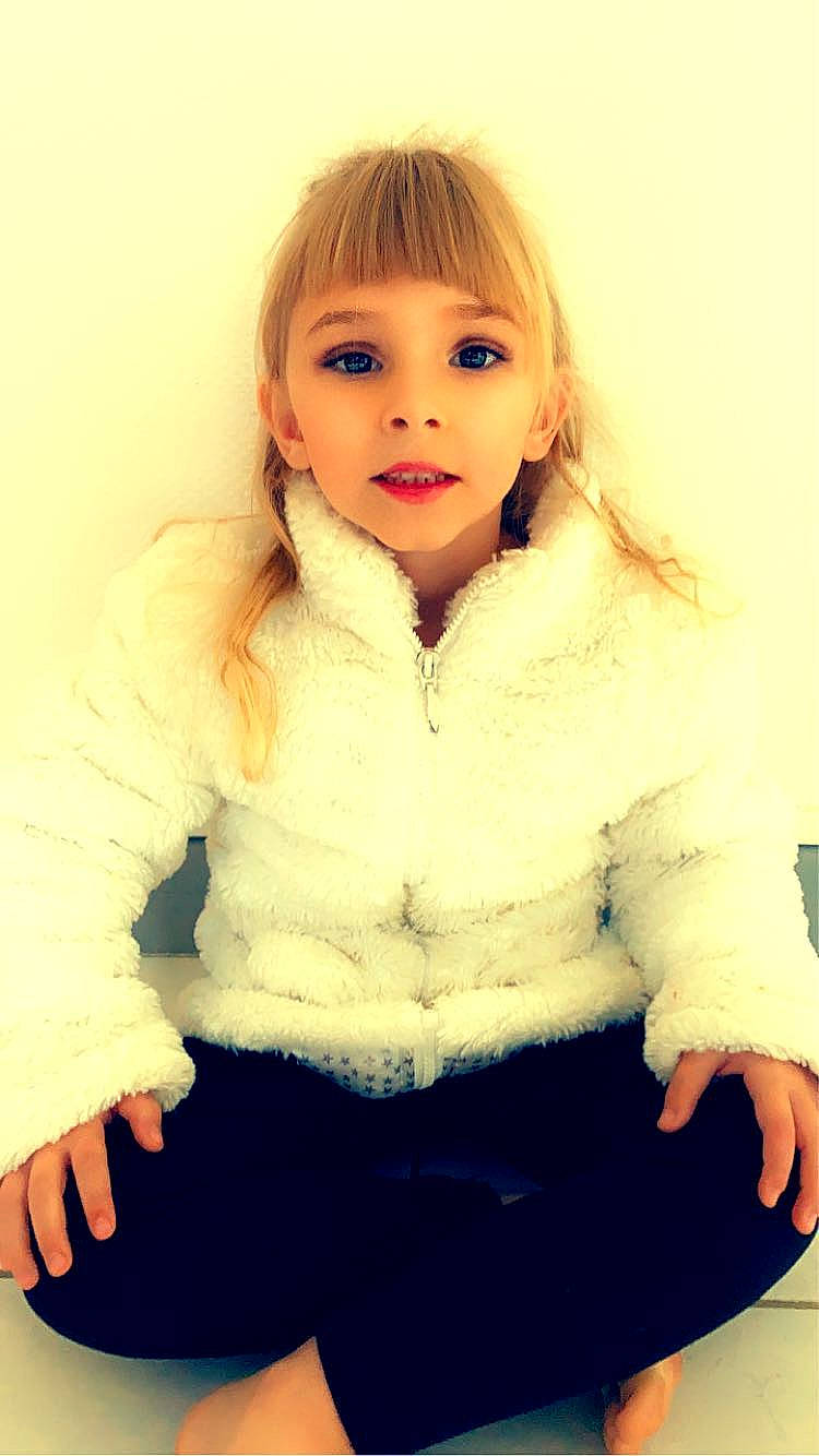 Héléna participe au concours pour gagner de l'argent avec cette photo : blond, brown_hair, cheek, child, child_model, coat, eye, face, fur, fur_clothing, hair, hairstyle, head, lip, long_hair, outerwear, person, sitting, skin, sleeve