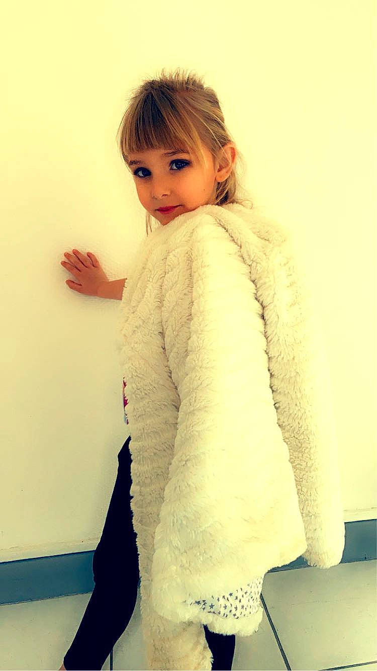 Héléna participe au concours pour gagner de l'argent avec cette photo : child, child_model, clothing, coat, fur, jacket, neck, outerwear, overcoat, person, shoulder, skin, sleeve, sweater, toddler, top