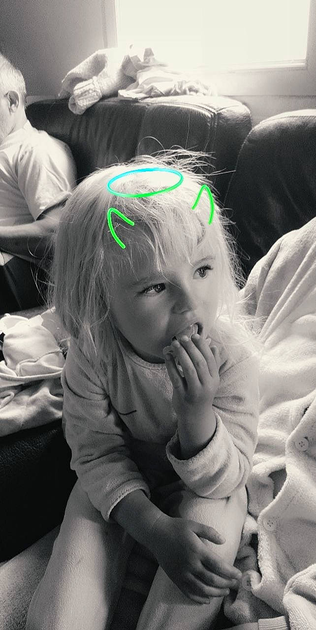 Prescillia a rejoint le concours — aidez-le/la à gagner de superbes lots ! baby, child, cool, crowd, event, flash_photography, fun, gesture, grass, green, hairstyle, happy, holiday, hoodie, monochrome, monochrome_photography, person, sitting, style, toddler