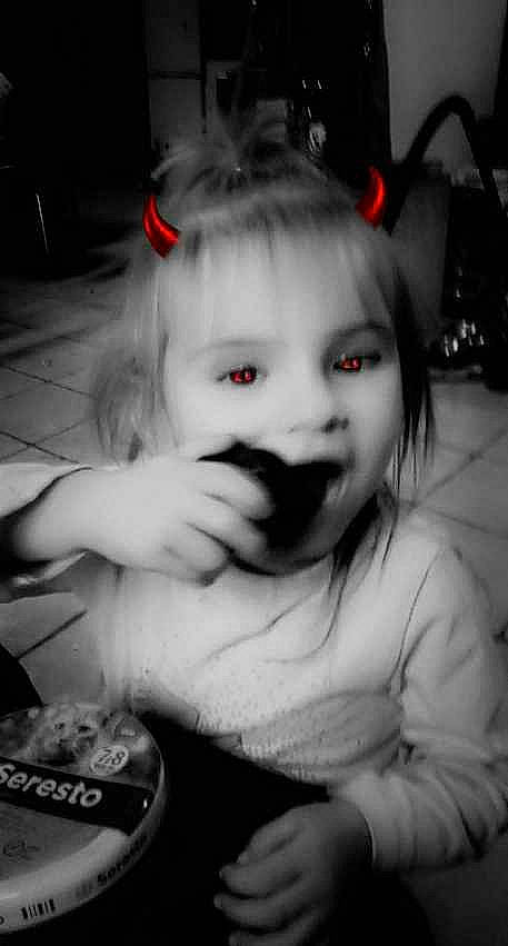 Prescillia a rejoint le concours — aidez-le/la à gagner de superbes lots ! black, black_and_white, cheek, child, cool, eyebrow, eyelash, flash_photography, fun, happy, iris, lip, monochrome, monochrome_photography, mouth, nose, person, skin, snapshot, style