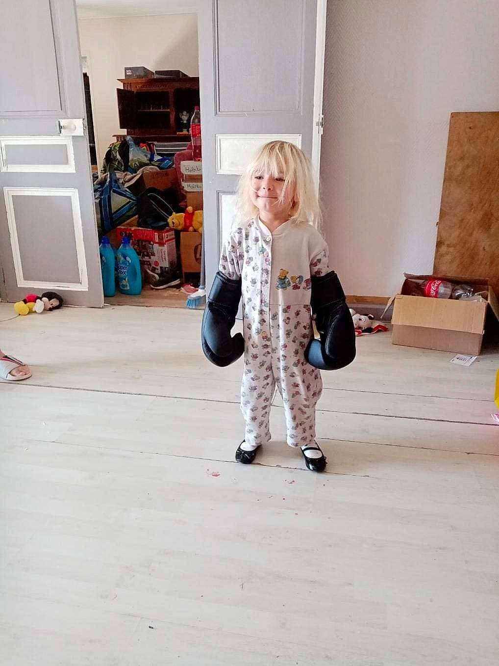 Prescillia a rejoint le concours — aidez-le/la à gagner de superbes lots ! bag, denim, door, eyewear, fashion_accessory, fashion_design, floor, flooring, hardwood, human_leg, joy, knee, luggage_and_bags, pattern, person, shelf, shipping_box, sleeve, street_fashion, t_shirt