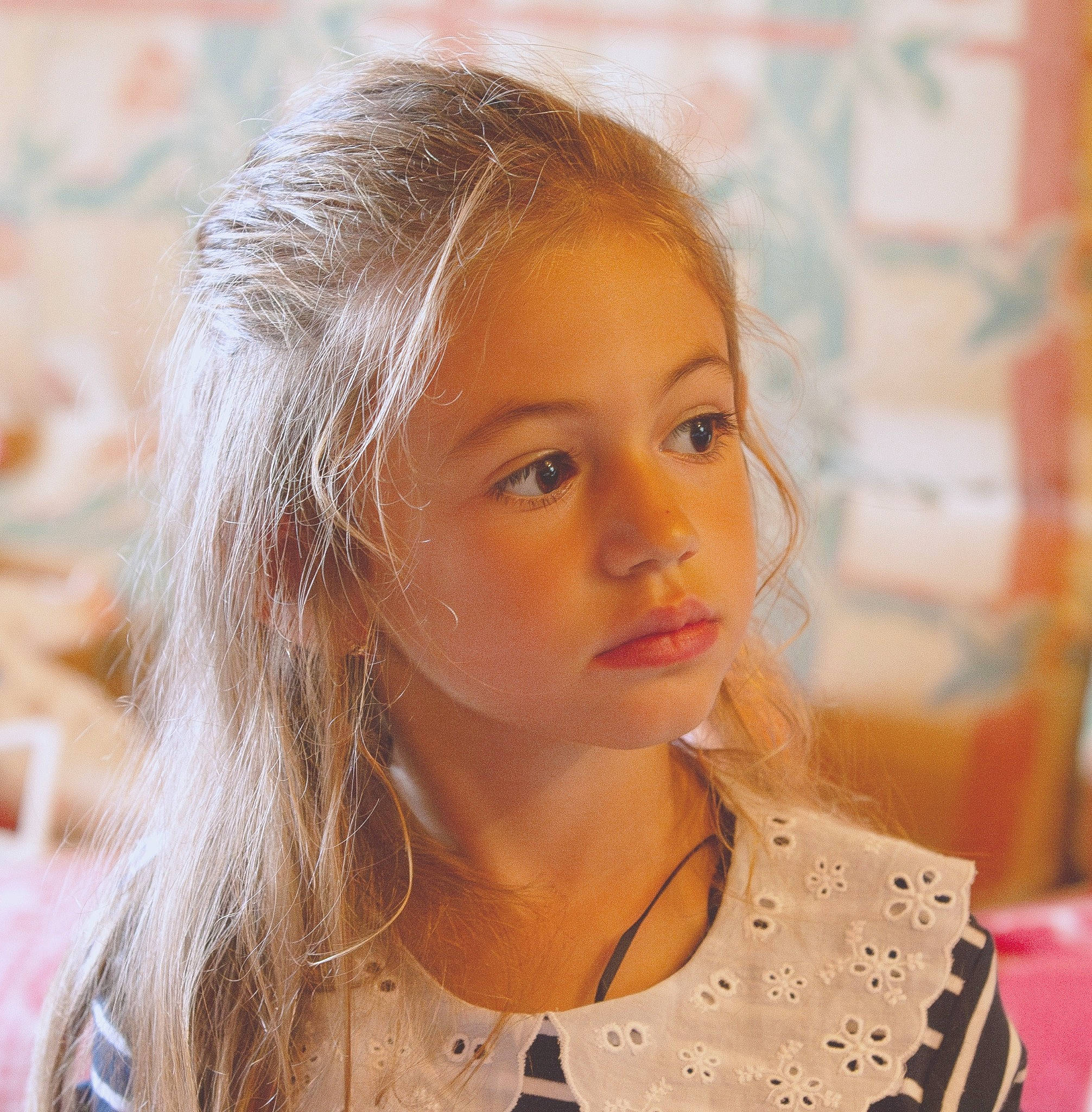 Emma a rejoint le concours — aidez-le/la à gagner de superbes lots ! beauty, blond, brown_hair, cheek, chin, eyebrow, eyelash, face, facial_expression, fun, happy, iris, jewellery, lip, long_hair, neck, nose, person, skin, sleeve