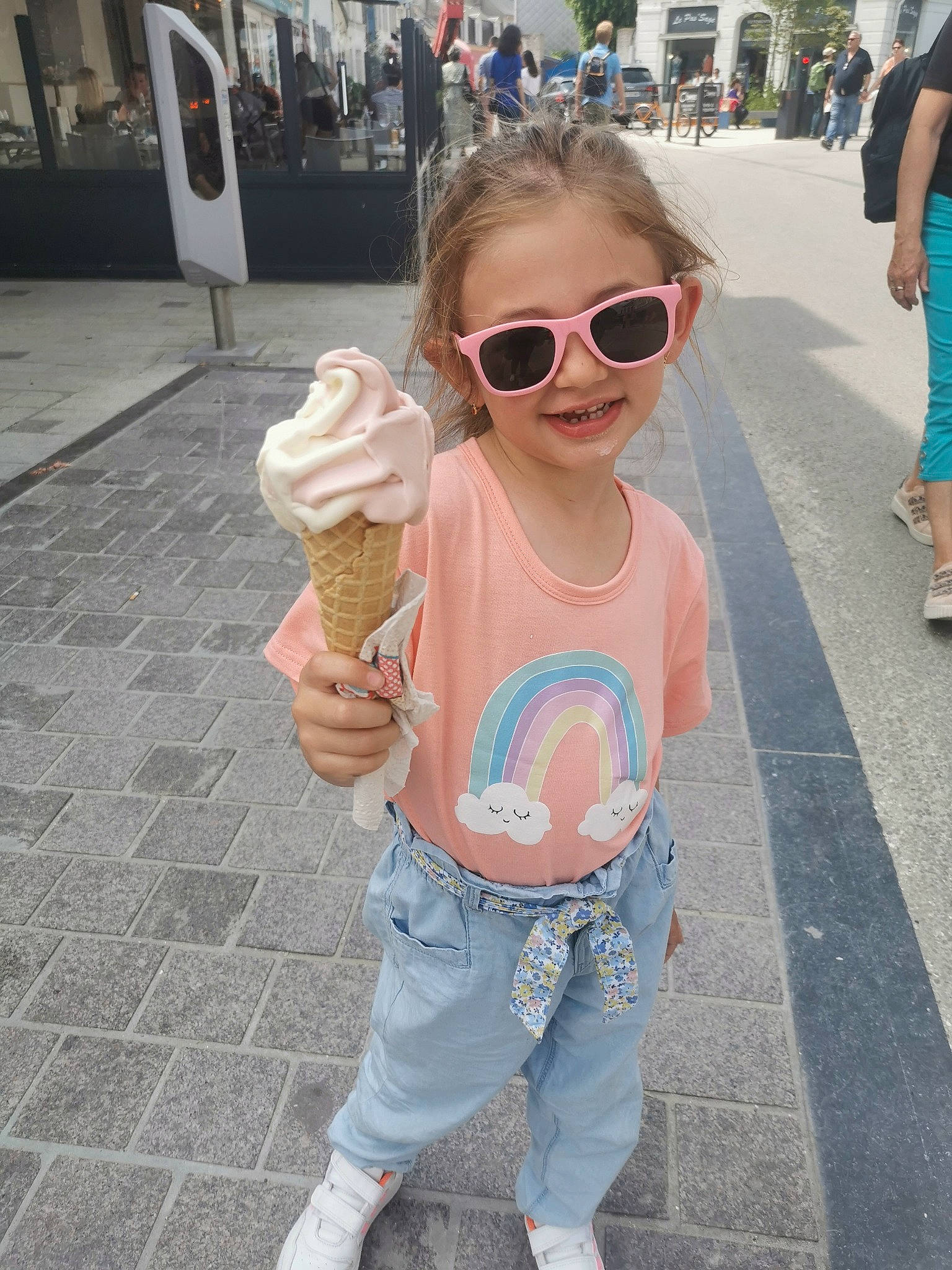 Emma participe au concours pour gagner de l'argent avec cette photo : clothing, cool, eyewear, finger, footwear, gesture, glasses, goggles, hairstyle, happy, ice_cream, joy, leg, person, shoe, sleeve, smile, sneakers, sunglasses, thumb