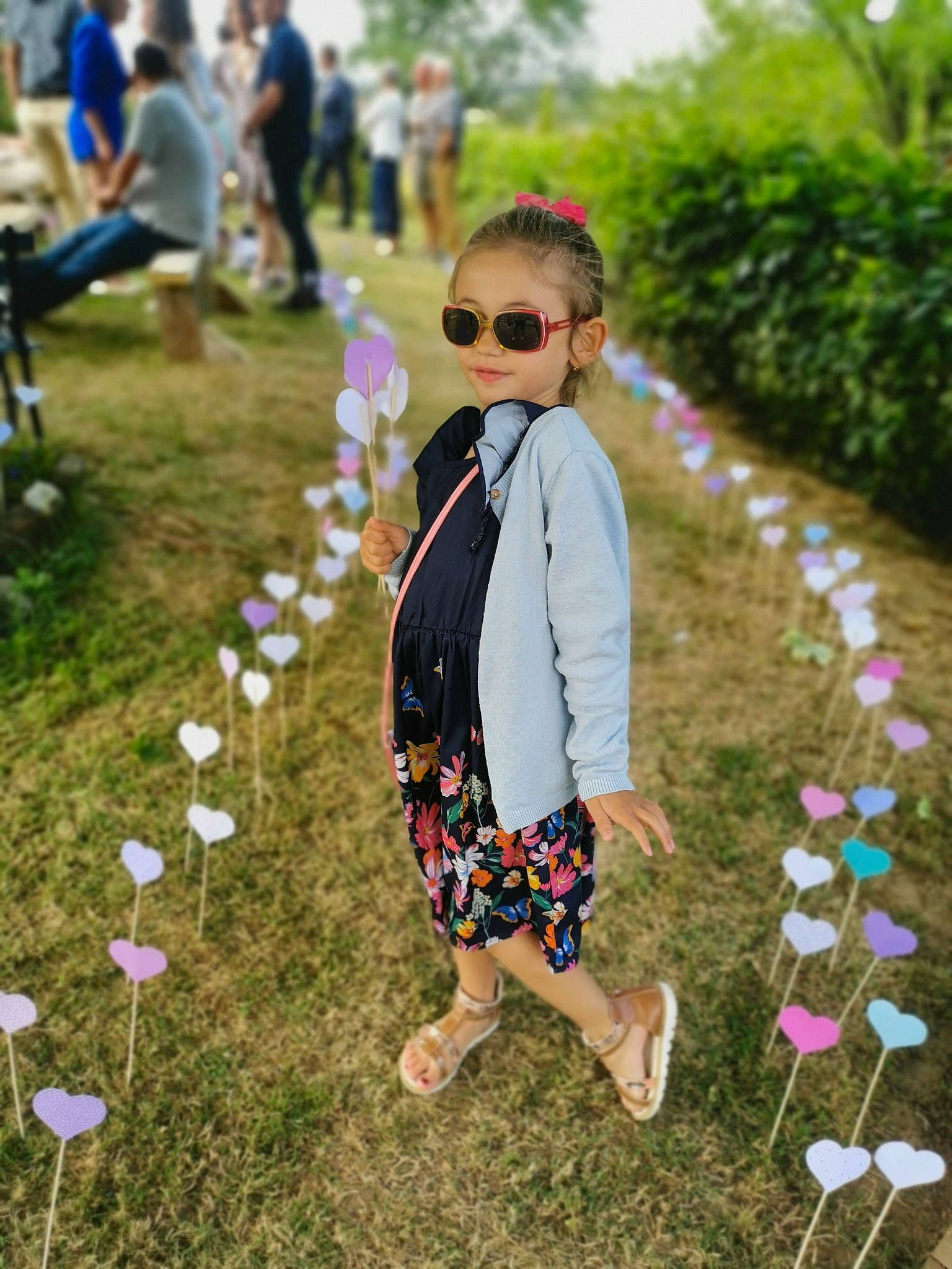 Emma a rejoint le concours — aidez-le/la à gagner de superbes lots ! beauty, botany, electric_blue, eyewear, flower, fun, goggles, grass, grass_family, happy, leaf, leisure, meadow, nature, people_in_nature, person, plant, recreation, sunglasses, tree