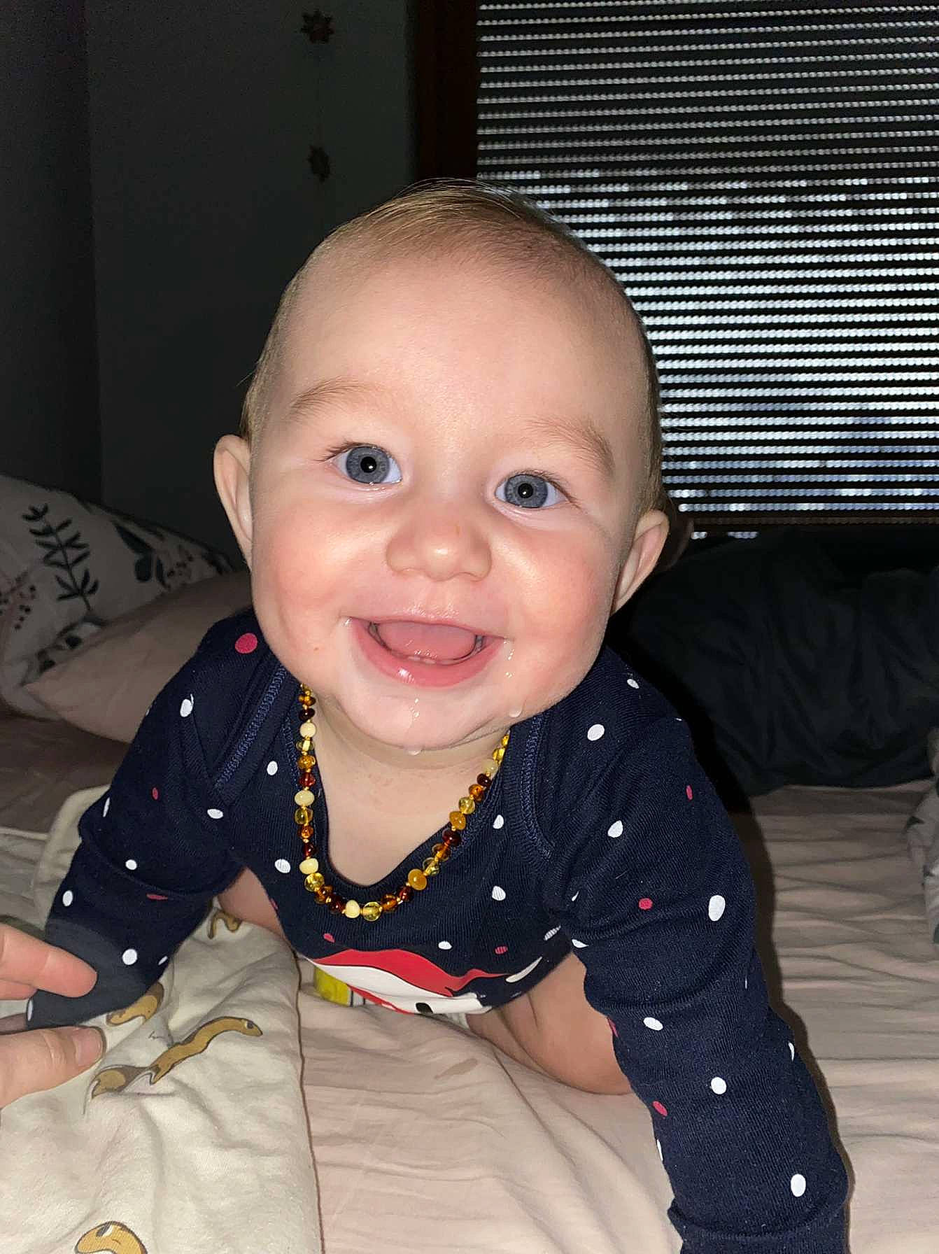 Aléssio participe au concours pour gagner de l'argent avec cette photo : baby, baby_toddler_clothing, cheek, child, chin, collar, eye, eyebrow, facial_expression, flooring, fun, hair, happy, head, iris, joy, nose, person, skin, sleeve