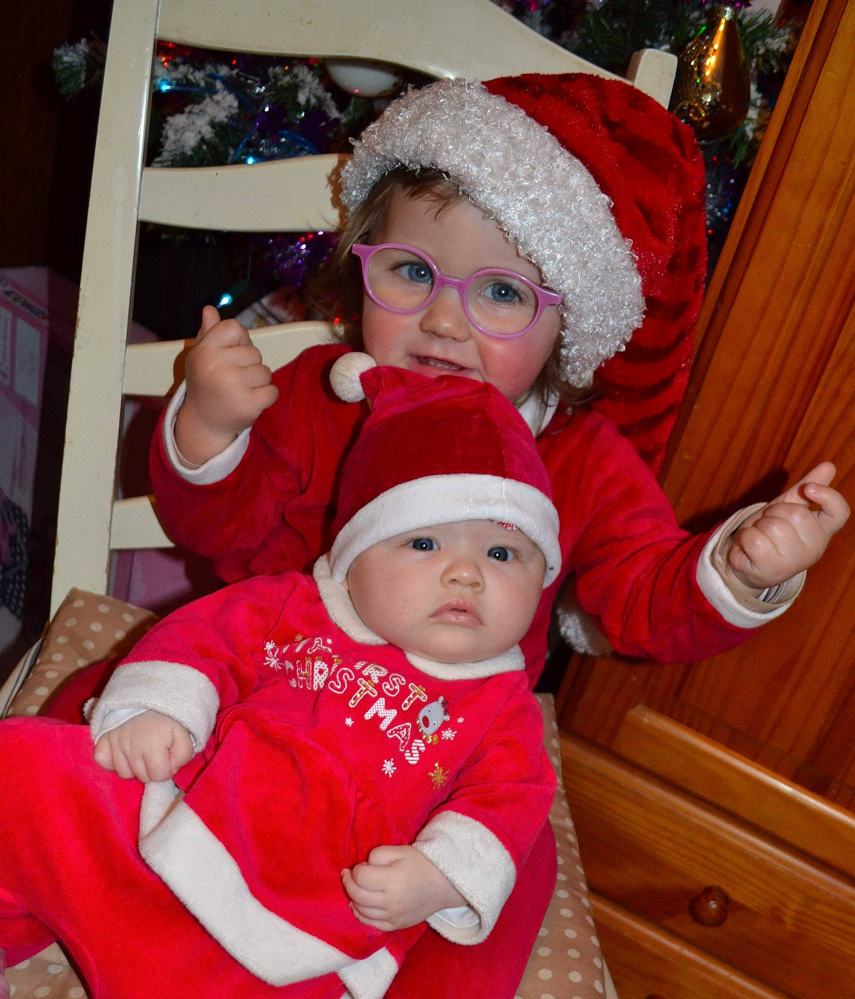 Éloïse participe au concours pour gagner de l'argent avec cette photo : baby, child, christmas, christmas_eve, event, fictional_character, fun, happy, headgear, headwear, holiday, human_body, person, santa_claus, smile, toddler