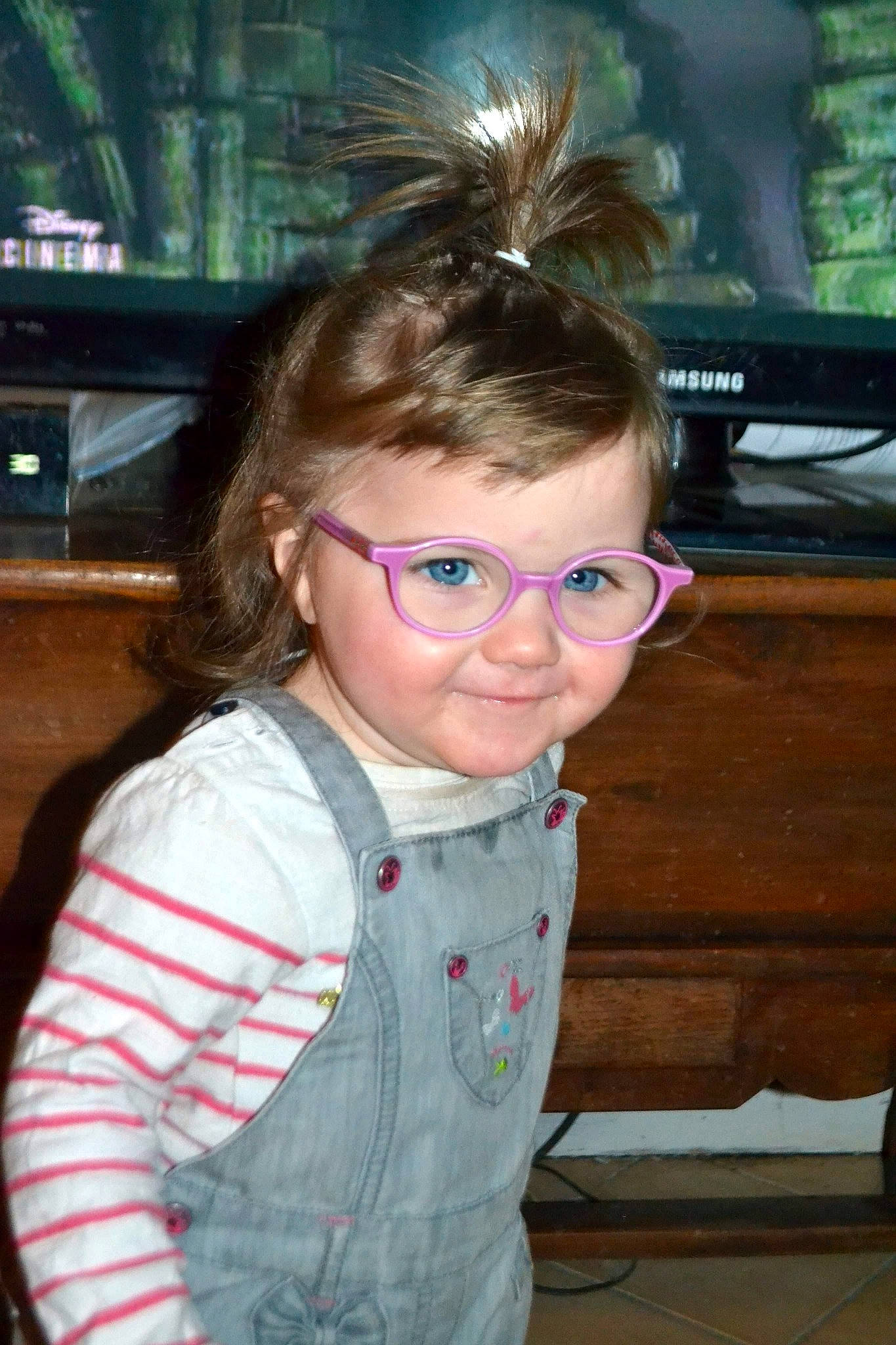 Éloïse a rejoint le concours — aidez-le/la à gagner de superbes lots ! brown_hair, child, cool, eyewear, forehead, fun, glasses, hair, hairstyle, long_hair, person, smile, vision_care