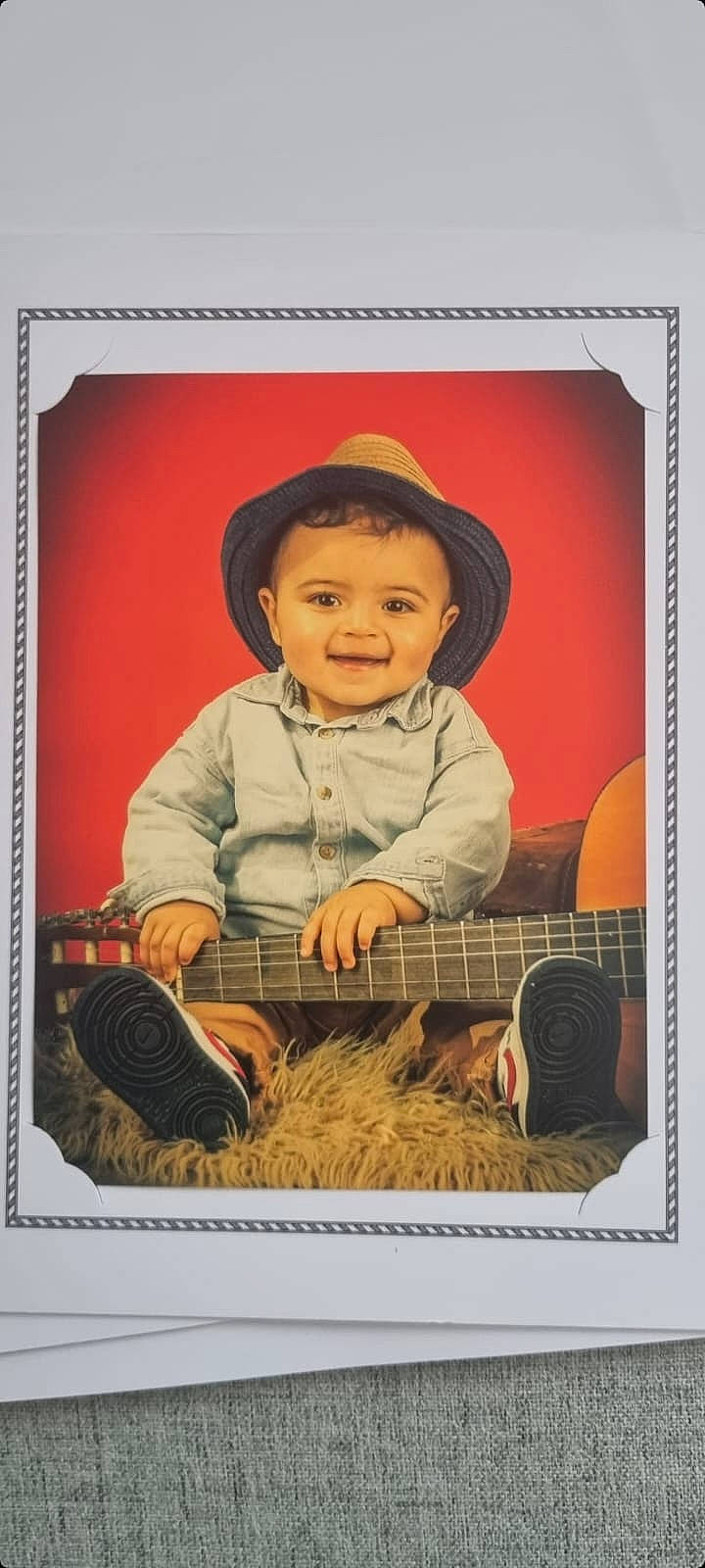 Naïl a rejoint le concours — aidez-le/la à gagner de superbes lots ! art, baby_toddler_clothing, child, font, happy, hat, illustration, joy, pattern, person, photo_caption, picture_frame, portrait, rectangle, sitting, sleeve, smile, square, stock_photography, sun_hat