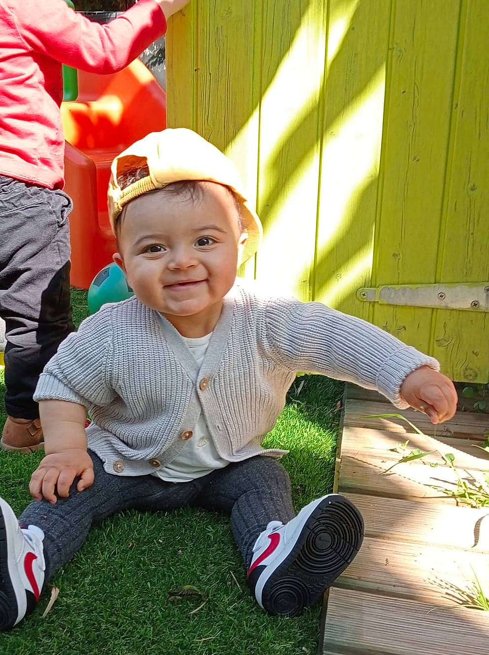 Naïl a rejoint le concours — aidez-le/la à gagner de superbes lots ! baby, baby_toddler_clothing, baseball_cap, cap, child, event, fun, grass, happy, headwear, holiday, joy, lap, leaf, leisure, person, plant, recreation, shoe, sitting