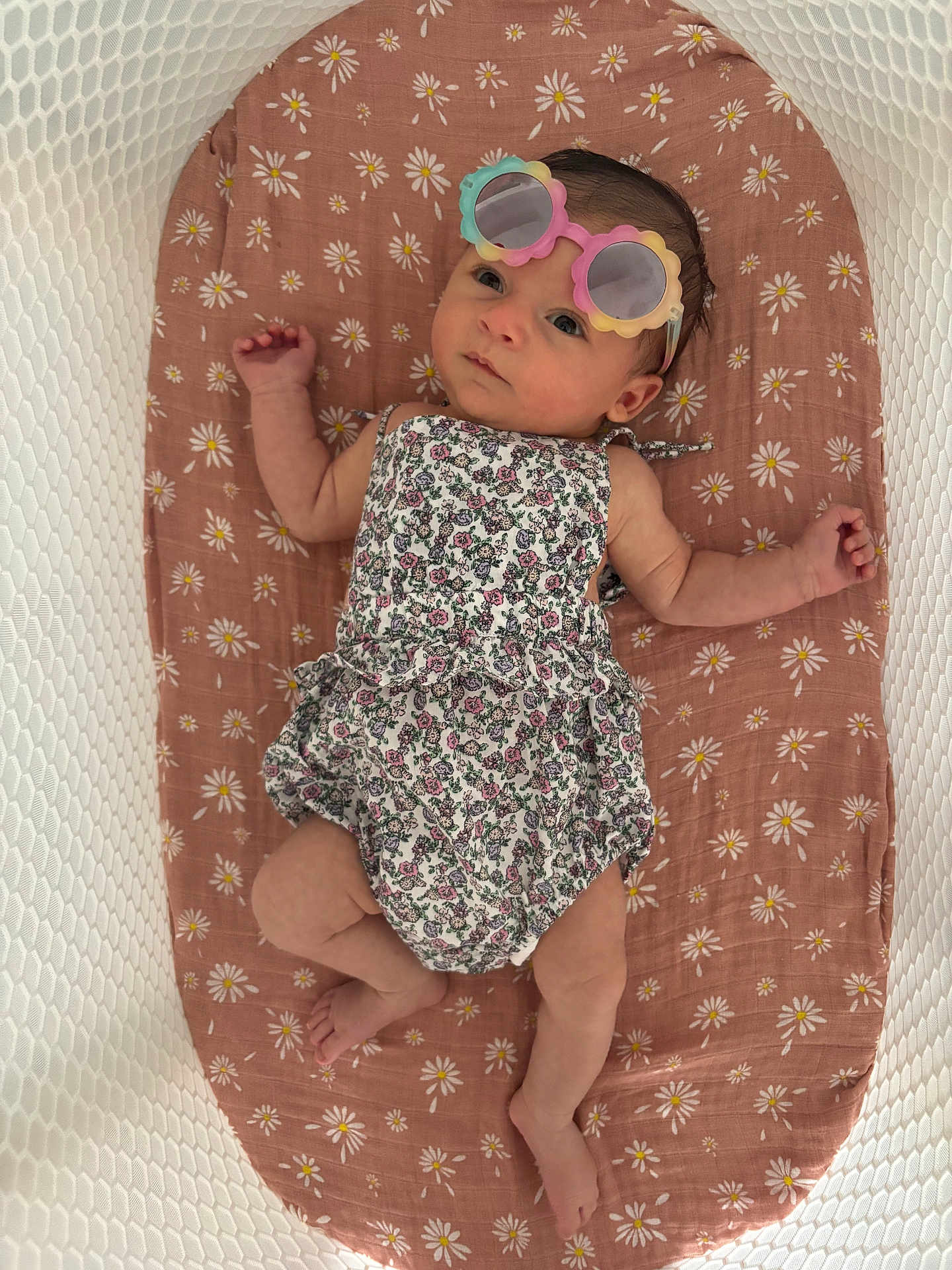 Azzurra a rejoint le concours — aidez-le/la à gagner de superbes lots ! baby, infant, sunglasses, flower_pattern, cushion, crib, mesh, sleepwear, cute, child, portrait, resting, indoor, newborn, fashion, pink, white, floral, accessory, relaxing