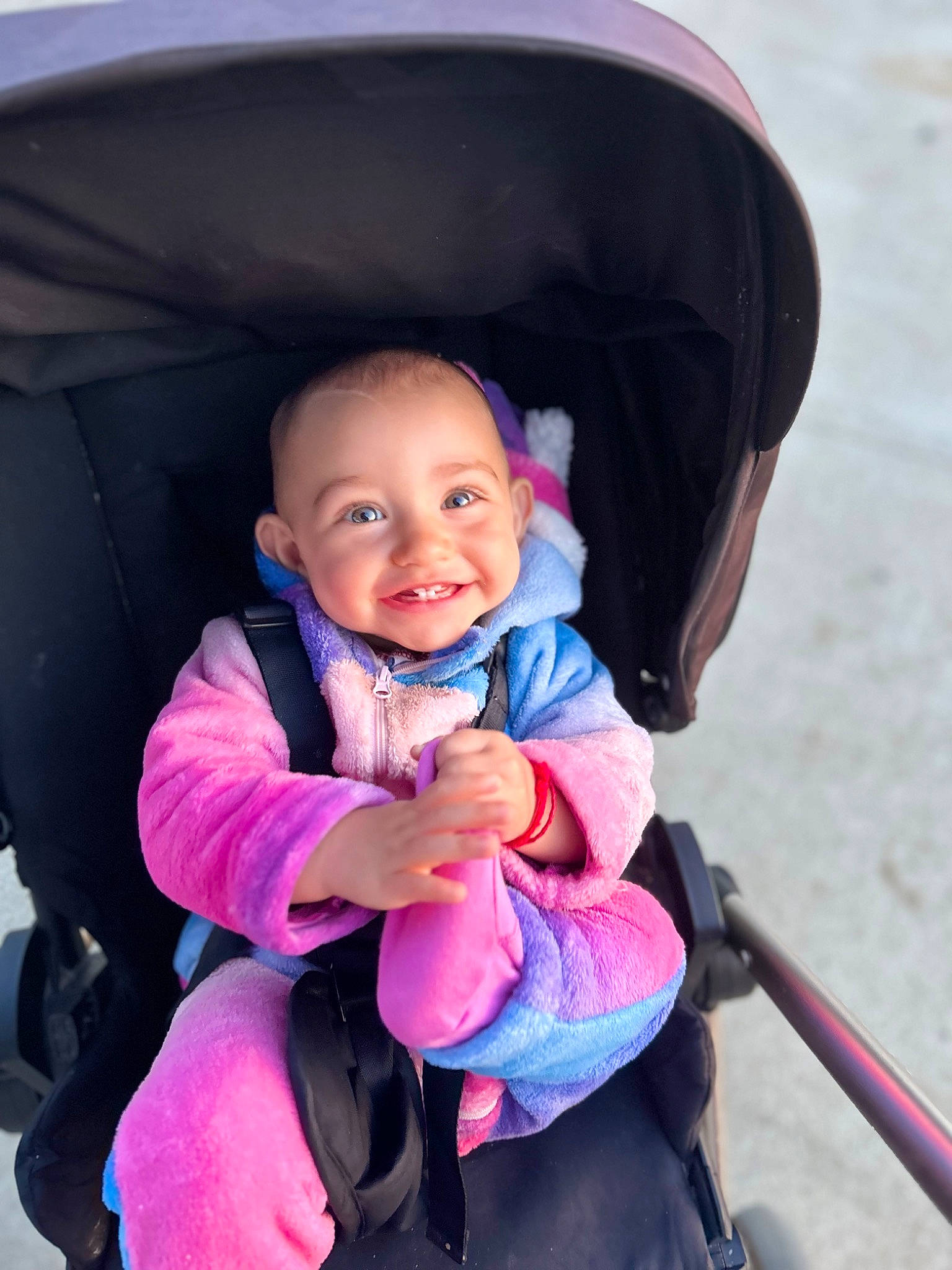 Elenna a rejoint le concours — aidez-le/la à gagner de superbes lots ! baby, baby_carriage, baby_products, comfort, electric_blue, eye, fun, happy, hat, joy, leisure, magenta, outerwear, person, pink, purple, recreation, skin, smile, standing
