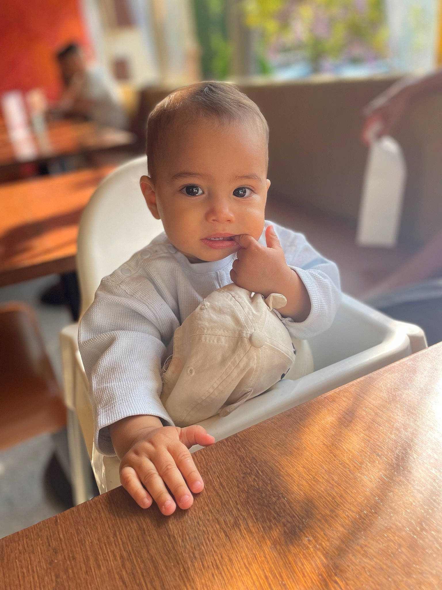 Louën a rejoint le concours — aidez-le/la à gagner de superbes lots ! baby, baby_toddler_clothing, barefoot, cheek, child, comfort, face, floor, flooring, foot, happy, hardwood, head, person, sitting, sleeve, smile, thumb, toddler, wood