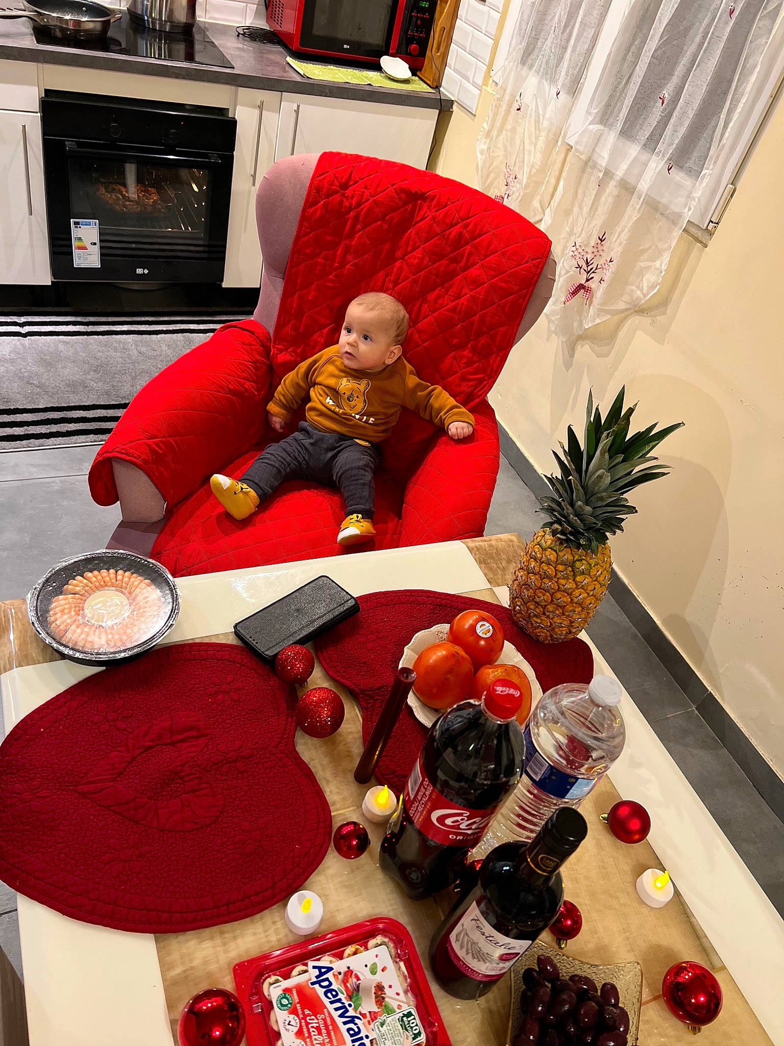 Rayan a rejoint le concours — aidez-le/la à gagner de superbes lots ! ananas, carmine, chair, comfort, couch, curtain, flooring, food, fruit, hat, home_appliance, ingredient, interior_design, linens, living_room, natural_foods, person, red, room, surprise