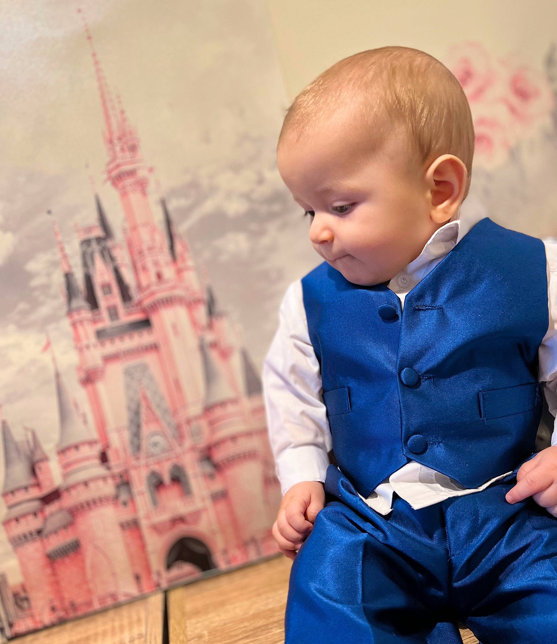 Rayan a rejoint le concours — aidez-le/la à gagner de superbes lots ! baby, baby_toddler_clothing, blond, child, electric_blue, formal_wear, fun, happy, pattern, person, photograph, portrait_photography, sitting, sleeve, spire, standing, street_fashion, suit, t_shirt, toddler