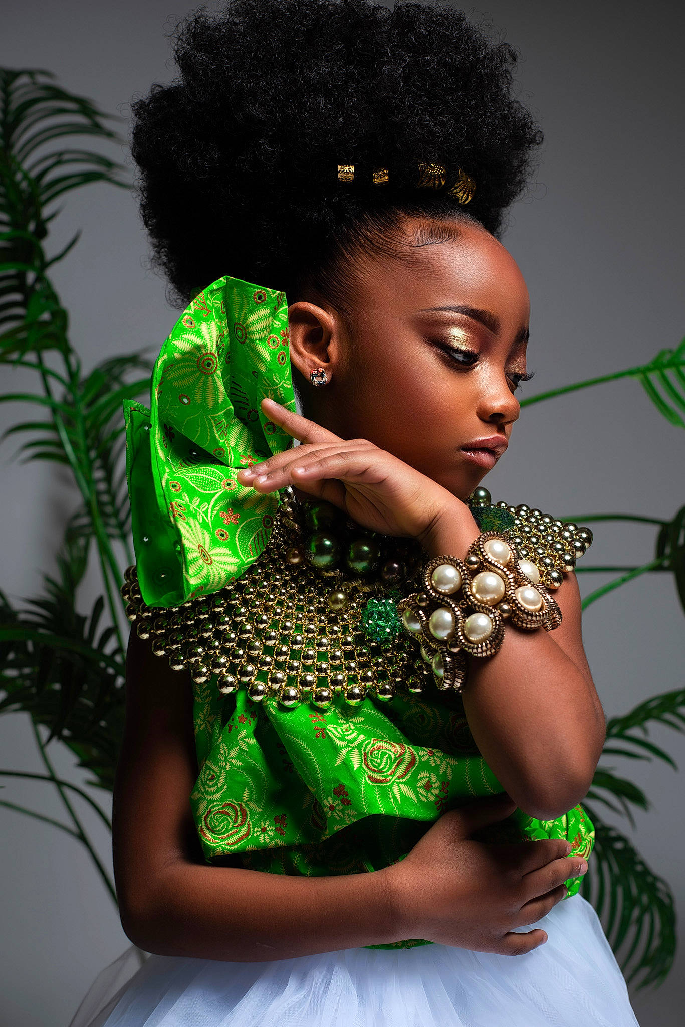 Isabela is registered to the contest to win money with this photo: abdomen, afro, black_hair, child, earrings, event, fashion_accessory, fashion_design, fashion_model, flash_photography, glove, hairstyle, happy, headpiece, human_body, jewellery, necklace, person, plant, tradition