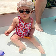 Esmée a rejoint le concours — aidez-le/la à gagner de superbes lots ! toddler, child, swimsuit, sunglasses, hat, pool, water, toy, adult, legs, sunny, outdoor, playing, summertime, shallow_water, barefoot, summer, cute, sitting, fun
