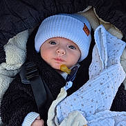 Sandro a rejoint le concours — aidez-le/la à gagner de superbes lots ! baby, beanie, bodypart, bonnet, cap, car, car_interior, carseat, clothing, face, finger, hand, hat, head, knitwear, pants, person, sweater, transportation, vehicle