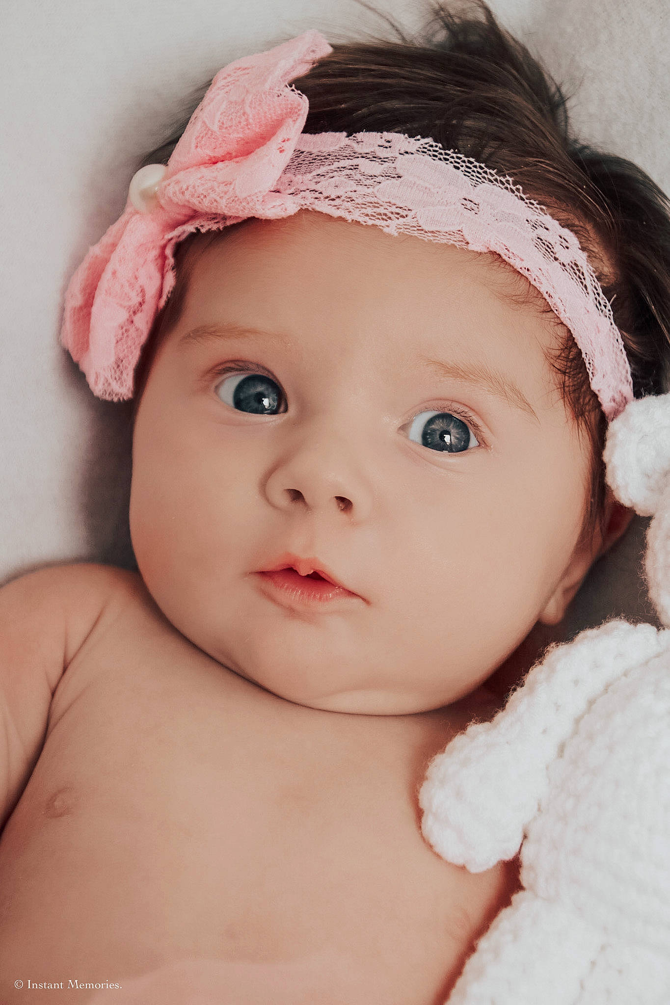 Romy a rejoint le concours — aidez-le/la à gagner de superbes lots ! baby, beauty, cheek, child, child_model, eye, face, fashion_accessory, hair_accessory, head, headband, headgear, headpiece, headwear, lip, person, photograph, photography, pink, portrait_photography