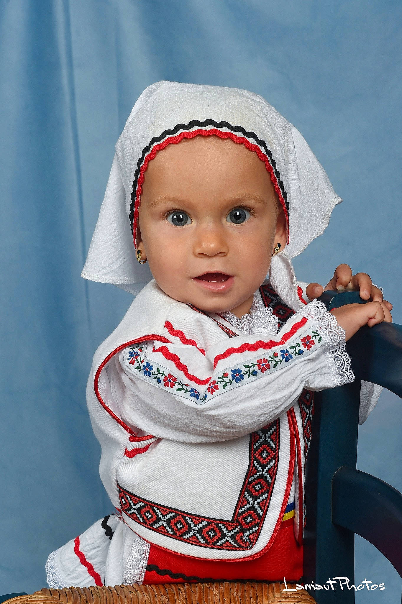Céline participe au concours pour gagner de l'argent avec cette photo : baby, cheek, child, eye, face, fashion_accessory, head, headgear, people, person, skin, smile, surprise, toddler, tradition