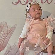 Antonela participe au concours pour gagner de l'argent avec cette photo : baby, sleeping, pink_outfit, butterfly, headband, flower, background, birthday, child, infant, cute, dress, soft, peaceful, person, hand, leg, celebration, decor, holding