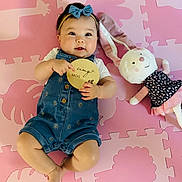 Mia-Maï a rejoint le concours — aidez-le/la à gagner de superbes lots ! animal_shapes, baby, baby_clothing, blue_bow, child, cinq_mois, cute, denim_romper, happy, headband, indoor, infant, lying_down, pink_puzzle_mat, plush_bunny, portrait, smiling, soft_toy, toy, wooden_sign