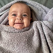 Jade participe au concours pour gagner de l'argent avec cette photo : baby, smile, face, towel, blanket, soft, wrapped, happy, infant, child, cute, cozy, skin, expression, portrait, indoors, closeup, head, eyes, cheeks