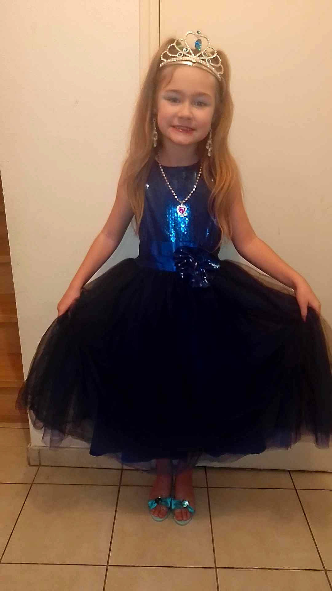 Amélia a rejoint le concours — aidez-le/la à gagner de superbes lots ! blue, day_dress, dress, electric_blue, eye, face, fashion_design, flash_photography, formal_wear, happy, head, headwear, iris, joy, long_hair, necklace, one_piece_garment, person, pink, purple