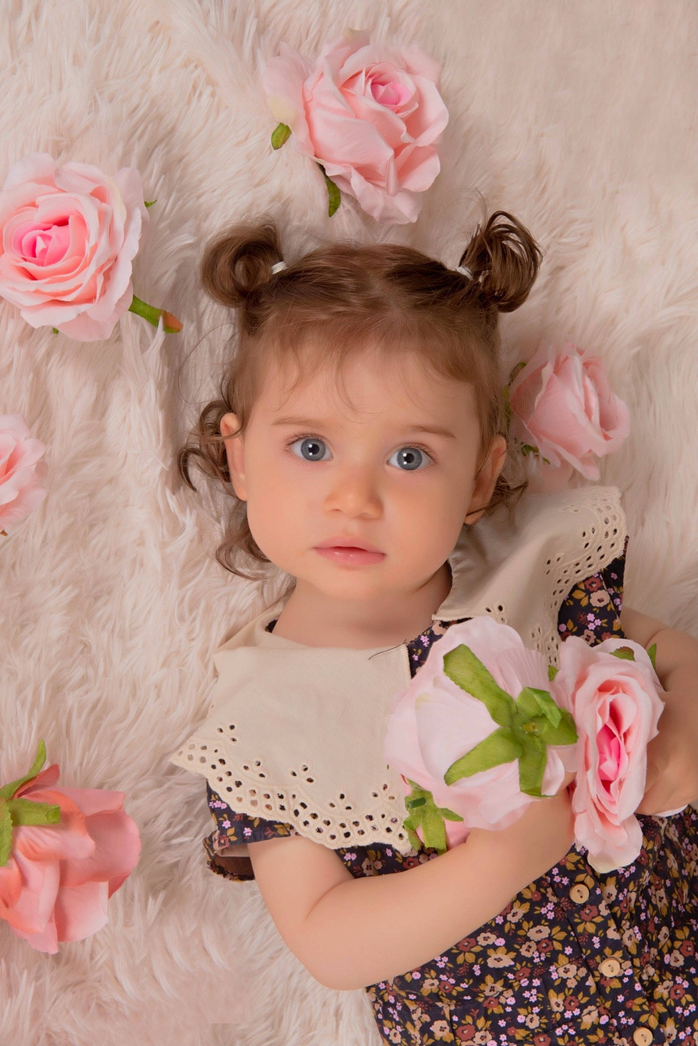 Gioia a rejoint le concours — aidez-le/la à gagner de superbes lots ! baby_toddler_clothing, child, dress, embellishment, eye, face, flower, happy, head, headgear, headpiece, iris, person, petal, pink, plant, skin, sleeve, textile, toddler