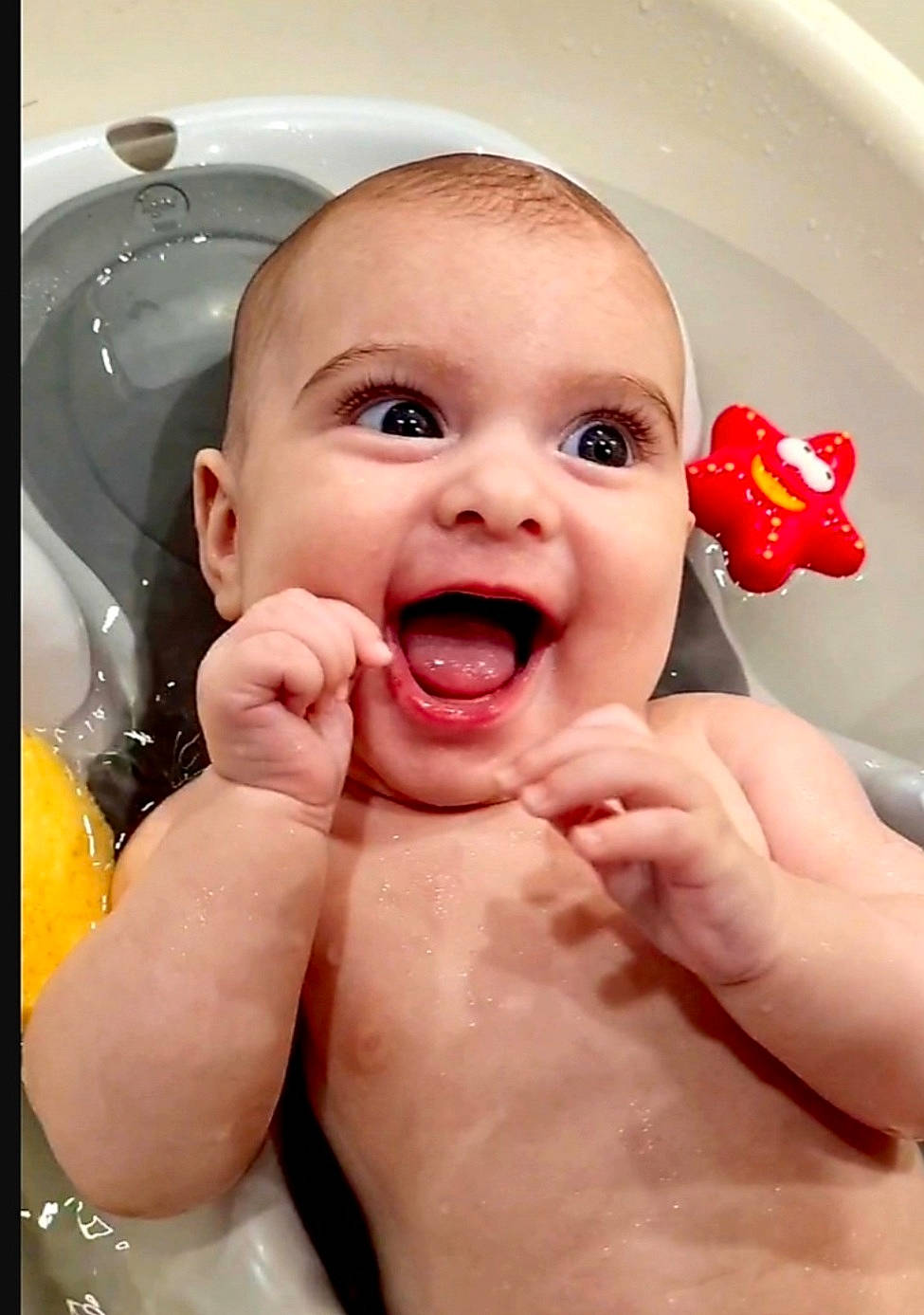 Romy a rejoint le concours — aidez-le/la à gagner de superbes lots ! baby, bathing, bathroom, cheek, chest, child, eyebrow, eyelash, fun, gesture, happy, jaw, lip, mouth, nail, nose, person, skin, smile, thumb