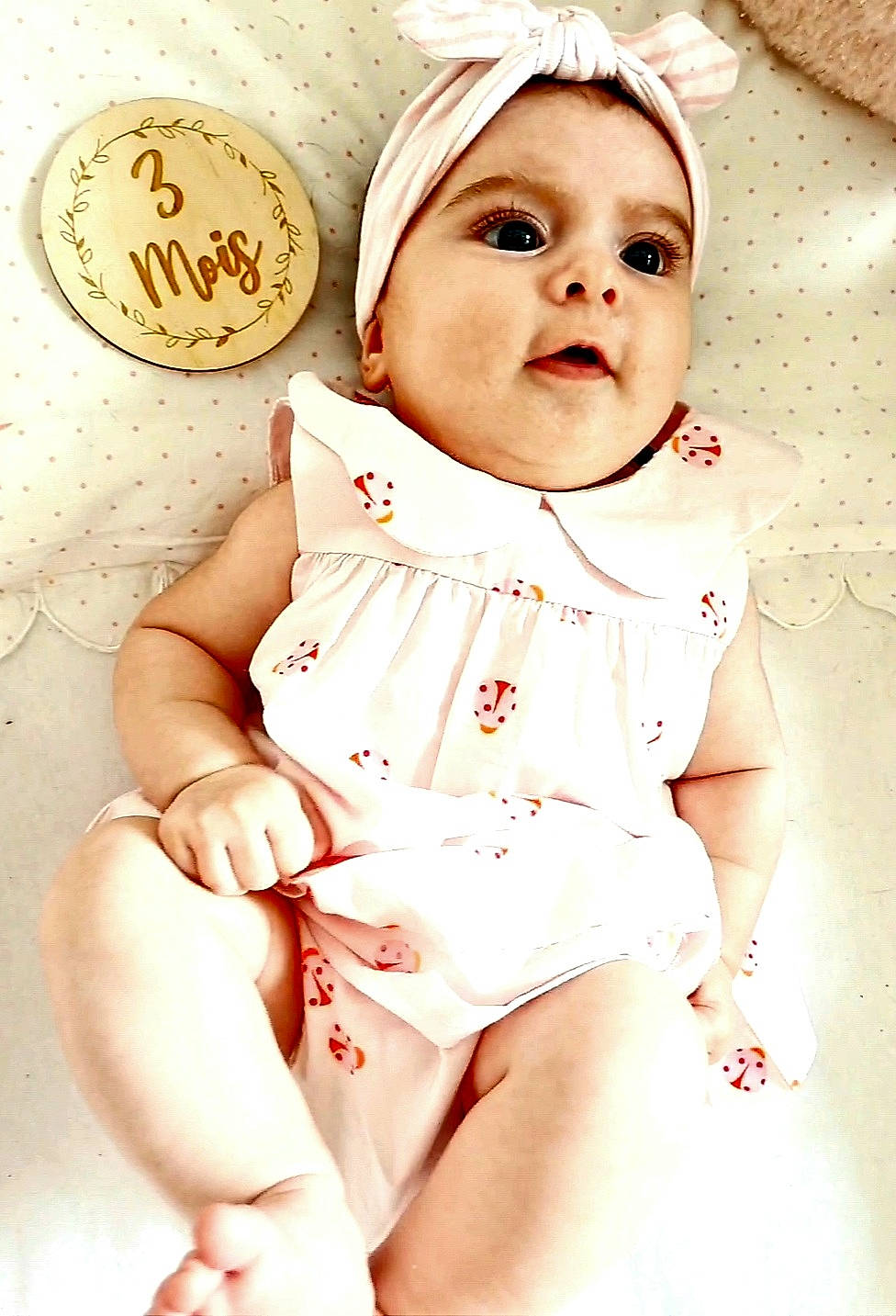 Romy participe au concours pour gagner de l'argent avec cette photo : baby, baby_toddler_clothing, cheek, chest, child, comfort, eye, happy, headwear, human_leg, knee, linens, lip, neck, person, pink, skin, sleeve, stomach, thigh