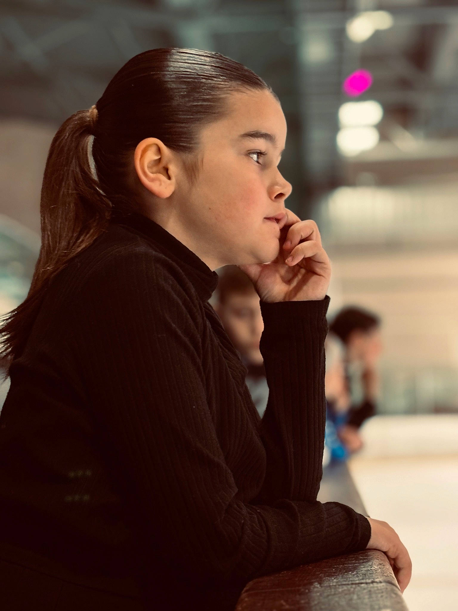 Lilwenn participe au concours pour gagner de l'argent avec cette photo : audio_equipment, beauty, brown_hair, conversation, event, flash_photography, fun, gesture, happy, human_leg, leisure, long_hair, neck, people, person, portrait_photography, shoulder, sitting