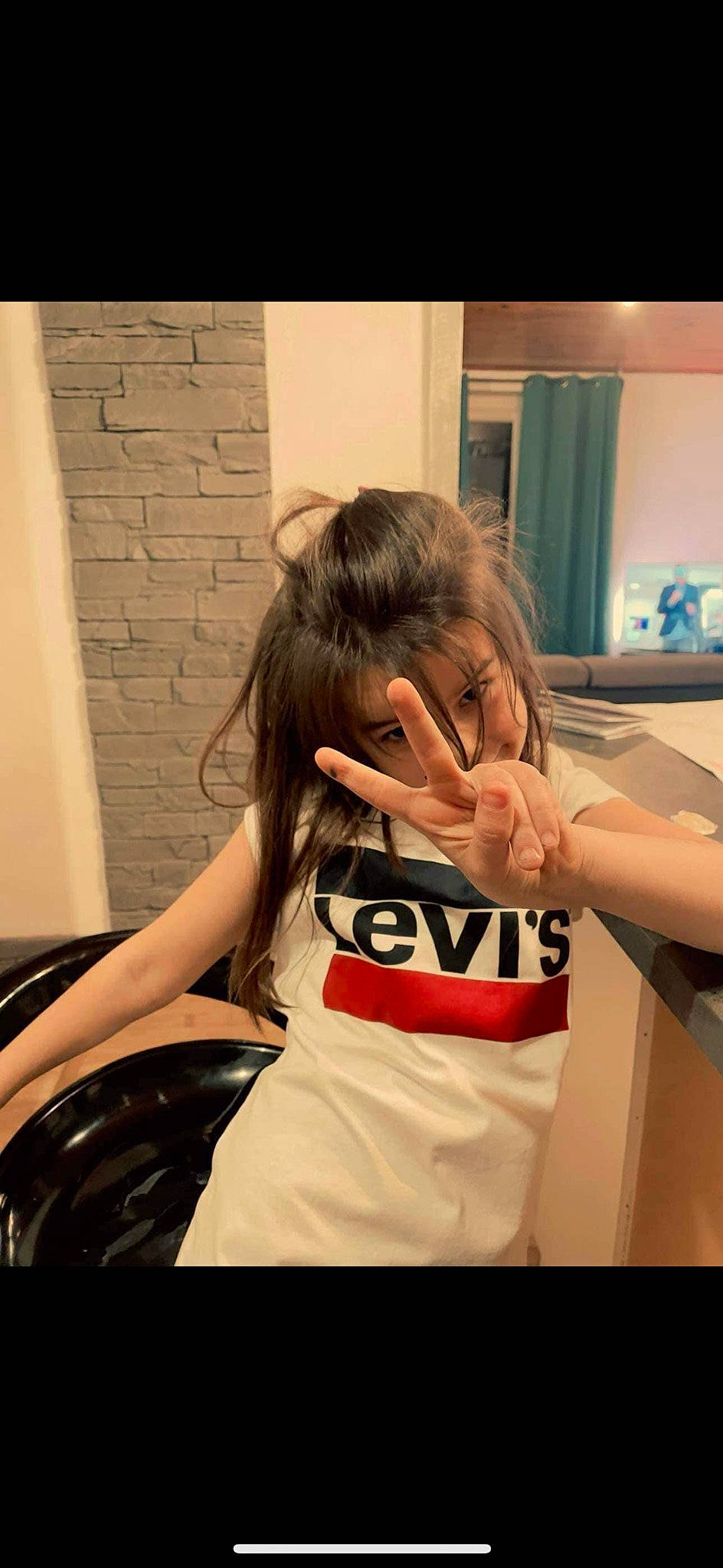 Lilwenn participe au concours pour gagner de l'argent avec cette photo : arm, automotive_lighting, black_hair, chair, elbow, eyelash, eyewear, fashion_design, flash_photography, gesture, hair, happy, hood, joint, long_hair, person, shoulder, sleeve, t_shirt, thigh