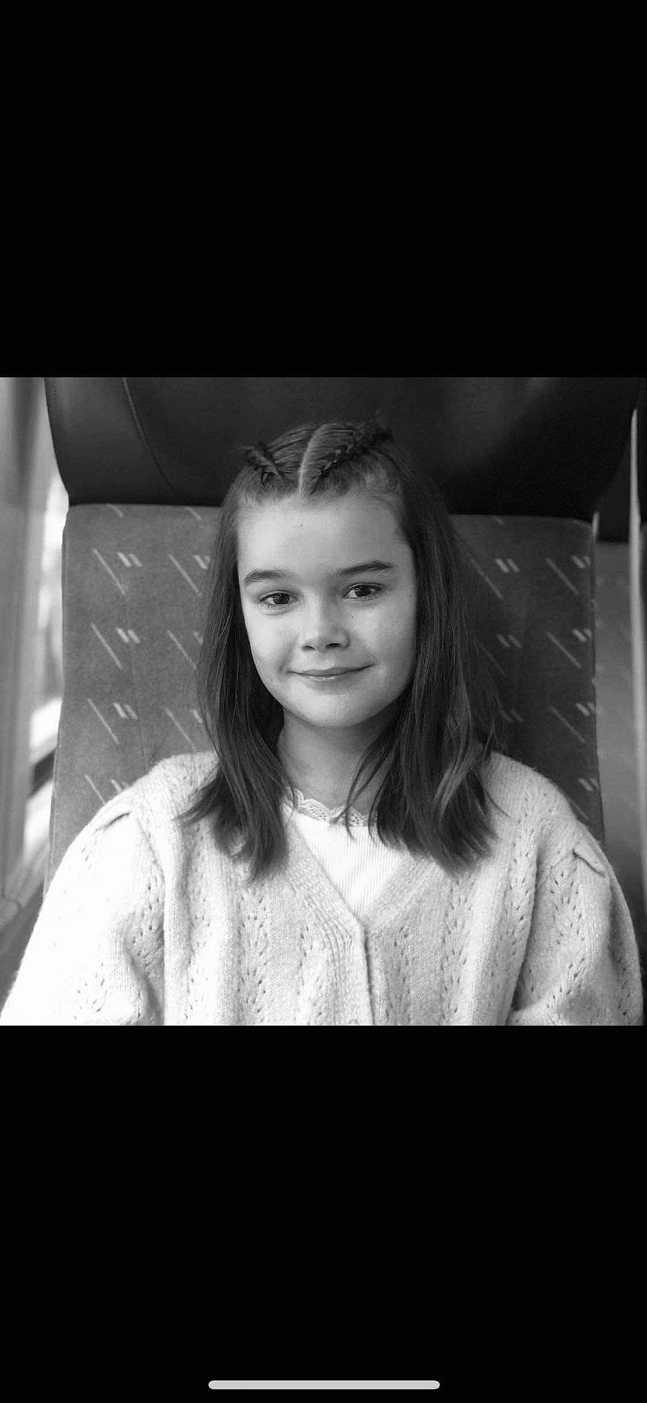 Lilwenn participe au concours pour gagner de l'argent avec cette photo : black_and_white, blond, darkness, electric_blue, eyebrow, face, flash_photography, formal_wear, happy, iris, jaw, joy, lip, long_hair, monochrome, monochrome_photography, person, portrait_photography, smile, style