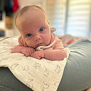 Judith a rejoint le concours — aidez-le/la à gagner de superbes lots ! baby, infant, face, eyes, blanket, cushion, soft, indoor, portrait, child, young, cute, resting, closeup, newborn, skin, head, hands, cozy, expression