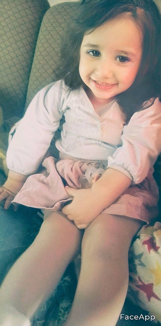 Ysia a rejoint le concours — aidez-le/la à gagner de superbes lots ! arm, baby, baby_toddler_clothing, cheek, child, finger, hairstyle, hand, human_body, human_leg, iris, joy, knee, lap, laugh, leg, mammal, person, sitting, skin