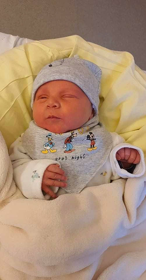 D'Gino a rejoint le concours — aidez-le/la à gagner de superbes lots ! baby, baby_products, baby_safety, baby_sleeping, baby_toddler_clothing, bedtime, child, comfort, hat, head, headwear, linens, nap, peach, person, room, service, sleep, sleeve, thumb