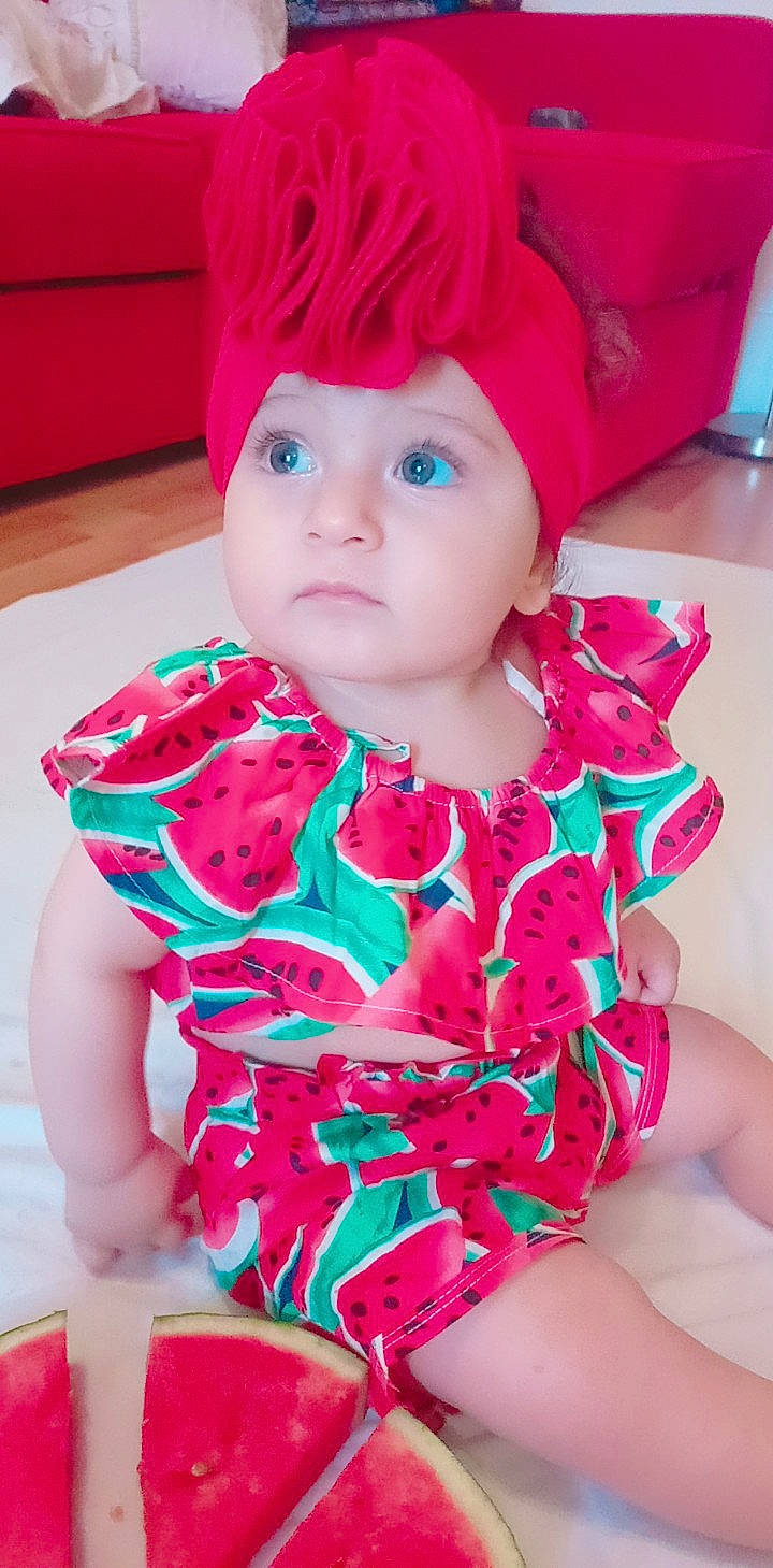 Jouri participe au concours pour gagner de l'argent avec cette photo : baby_toddler_clothing, beauty, child, day_dress, dress, face, happy, hat, head, headwear, human_body, lip, magenta, mouth, neck, person, pink, red, skin, sleeve