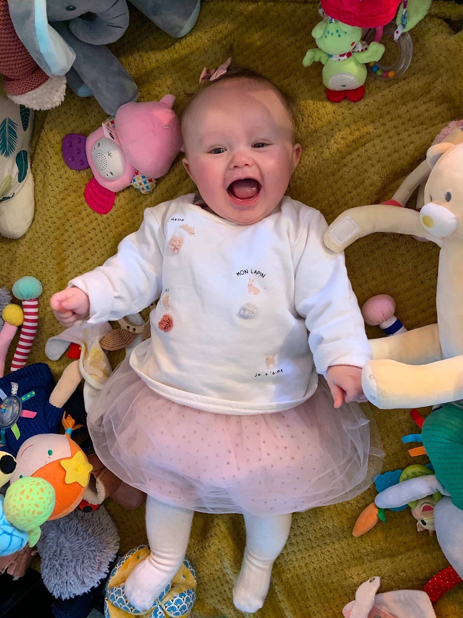 Valentine a rejoint le concours — aidez-le/la à gagner de superbes lots ! baby, baby_playing_with_toys, baby_toddler_clothing, cheek, child, facial_expression, happy, mammal, organ, person, photograph, pink, product, skin, smile, snapshot, stuffed_toy, textile, toddler, toy