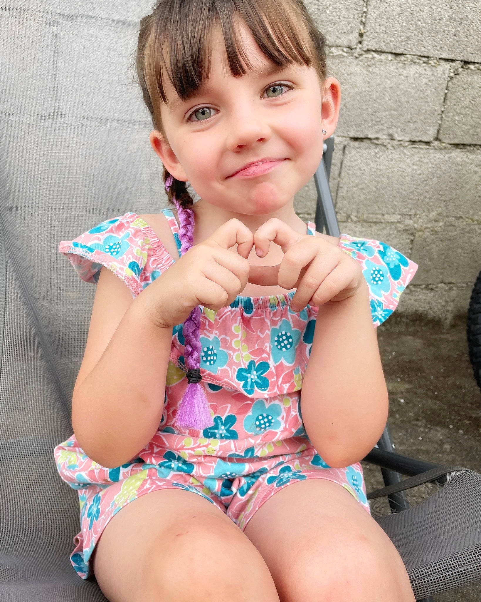 Nina a rejoint le concours — aidez-le/la à gagner de superbes lots ! arm, azure, blue, face, facial_expression, hairstyle, hand, happy, human, human_body, joint, joy, leg, muscle, neck, person, photograph, pink, shoulder, skin