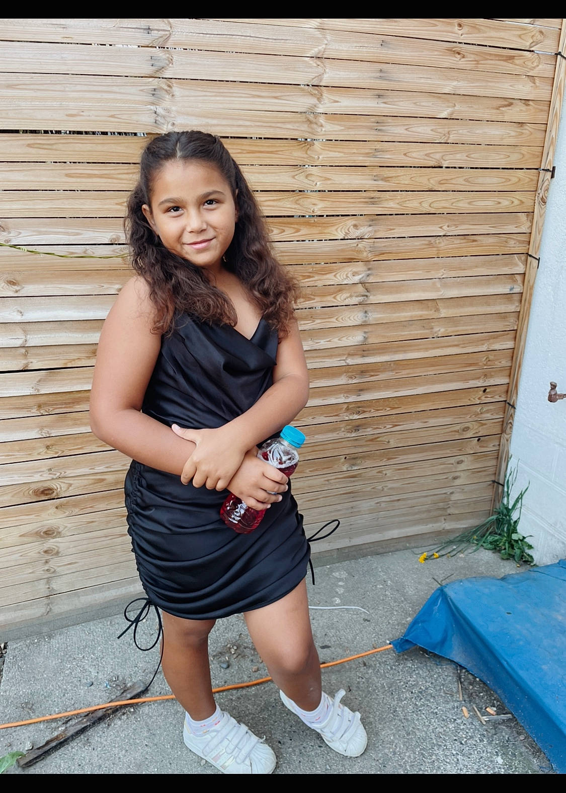 Juliana a rejoint le concours — aidez-le/la à gagner de superbes lots ! black_hair, day_dress, denim, electric_blue, fashion, fashion_design, flash_photography, grass, hair, happy, human_leg, joy, knee, long_hair, person, skin, sleeve, sleeveless_shirt, t_shirt, thigh