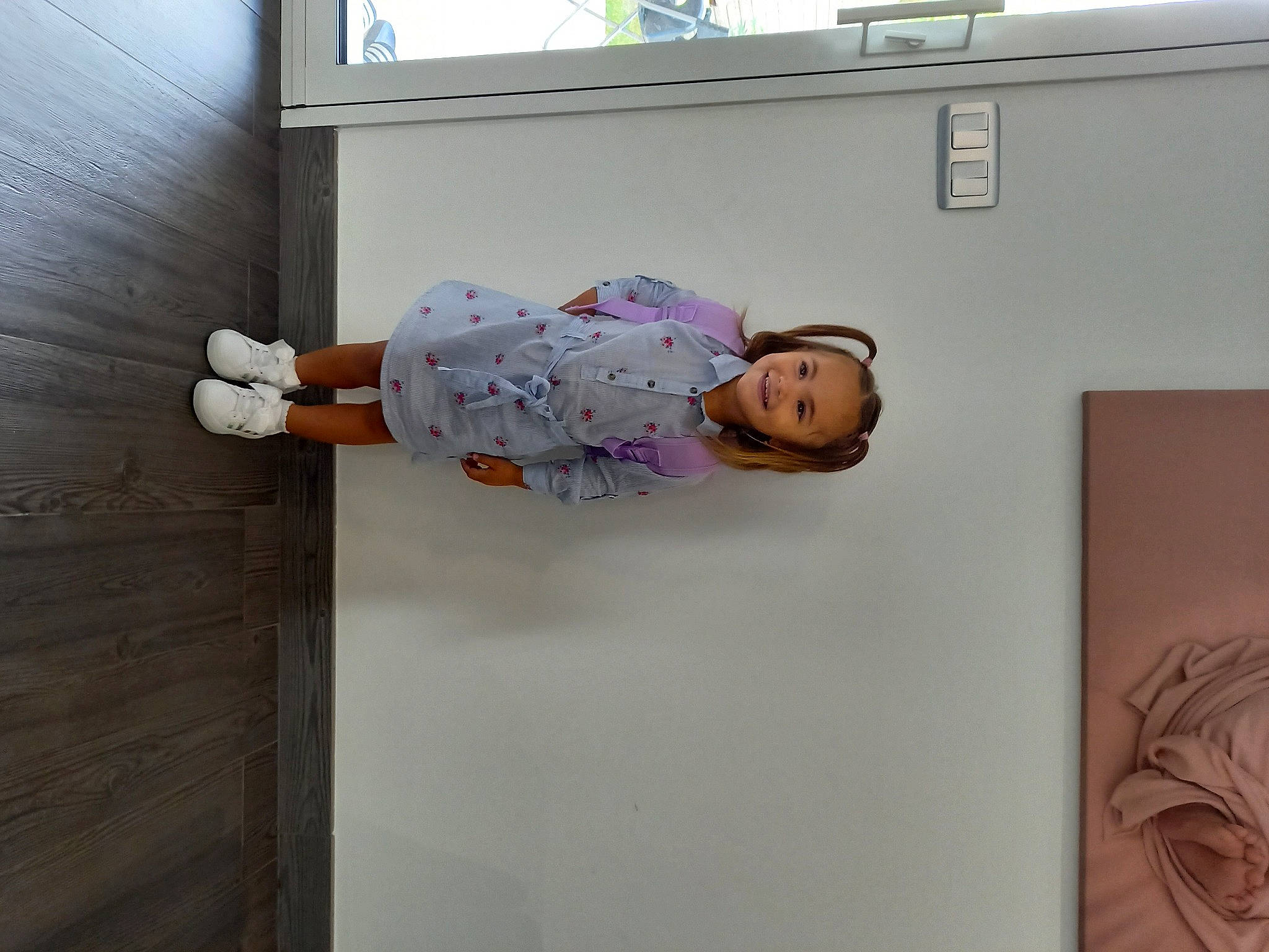 Lila participe au concours pour gagner de l'argent avec cette photo : art, child, flooring, hardwood, joy, magenta, person, room, smile, street_fashion, visual_arts, window, wood