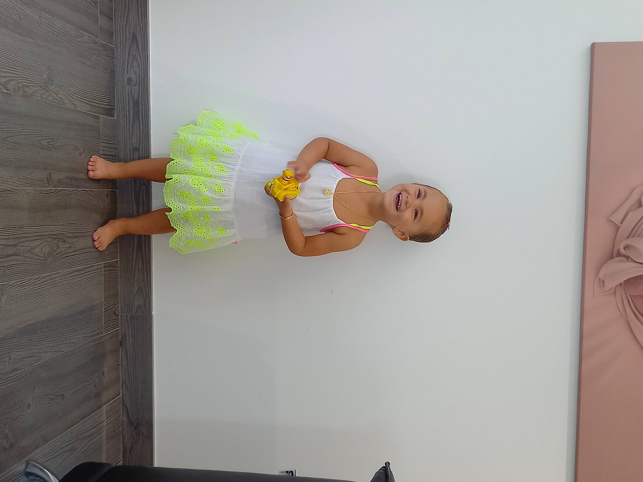 Lila a rejoint le concours — aidez-le/la à gagner de superbes lots ! art, baby, baby_toddler_clothing, cleanliness, design, elbow, finger, gesture, joy, knee, paper, paper_product, person, plaster, room, thigh, toddler, visual_arts, wall, wood