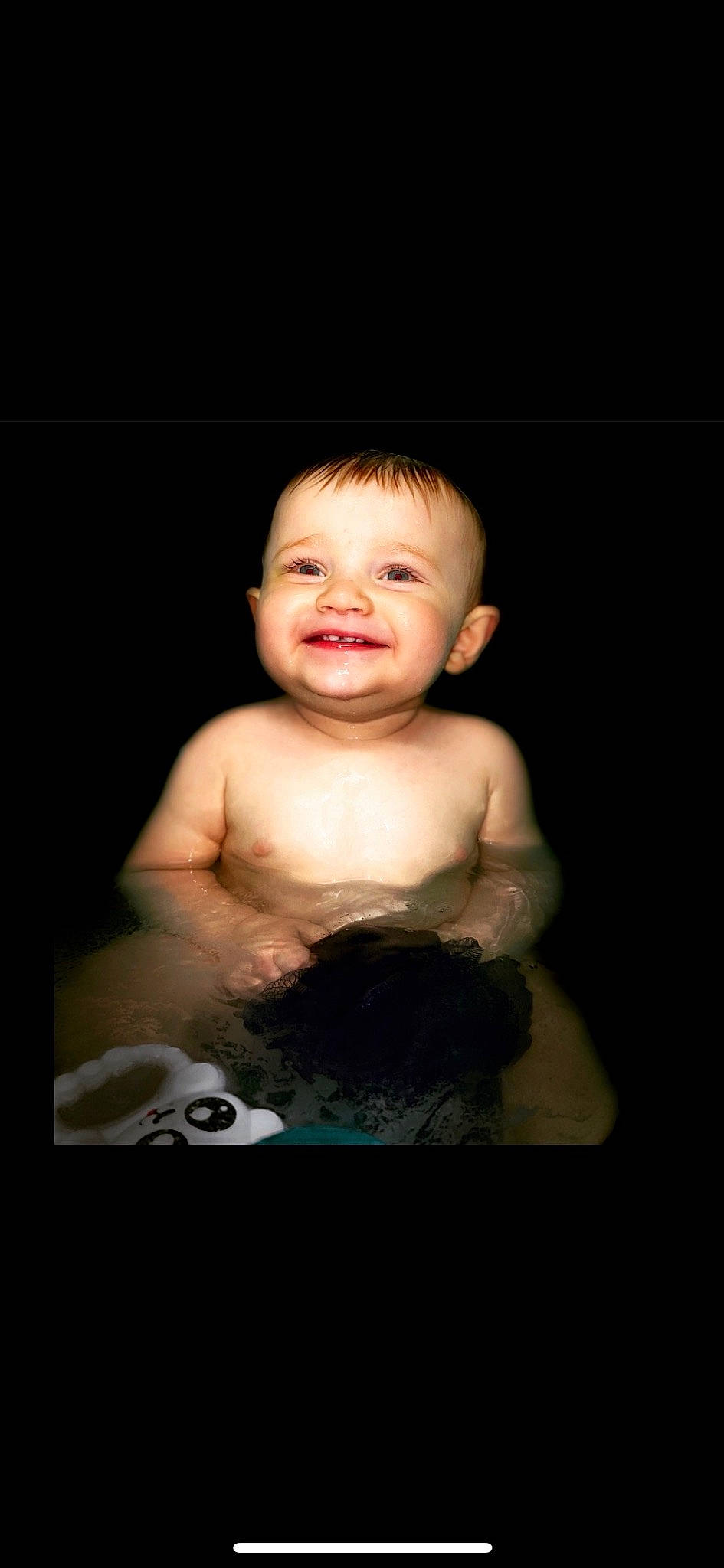 Iago a rejoint le concours — aidez-le/la à gagner de superbes lots ! baby, cheek, chest, child, darkness, eye, eyebrow, flash_photography, fun, happy, human_body, iris, jaw, joy, mouth, nose, person, skin, smile, stomach