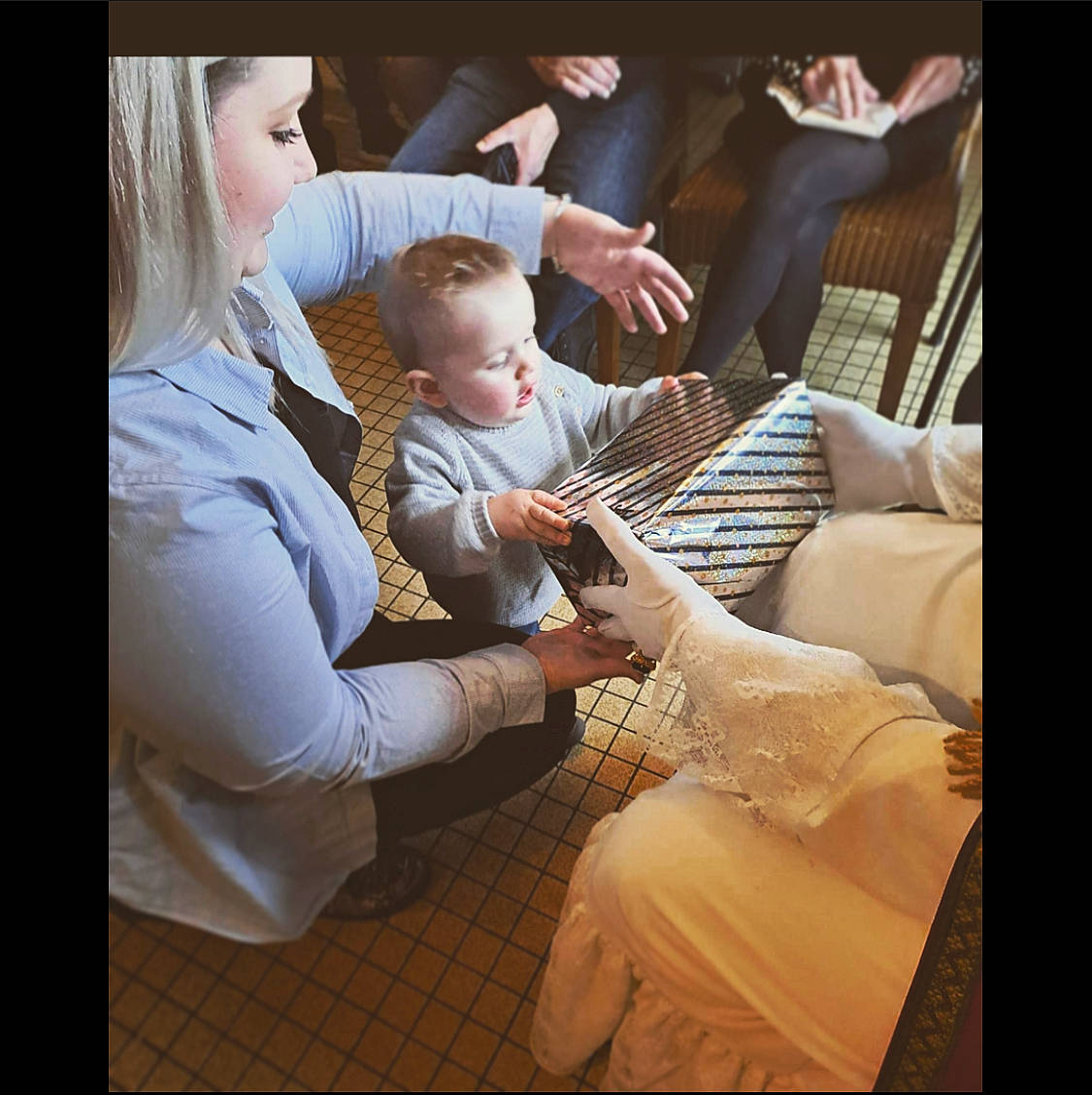 Iago participe au concours pour gagner de l'argent avec cette photo : baby, chair, child, comfort, couch, event, foot, fun, fur, gesture, hand, happy, human_leg, lap, nail, person, pillow, room, sitting, thumb