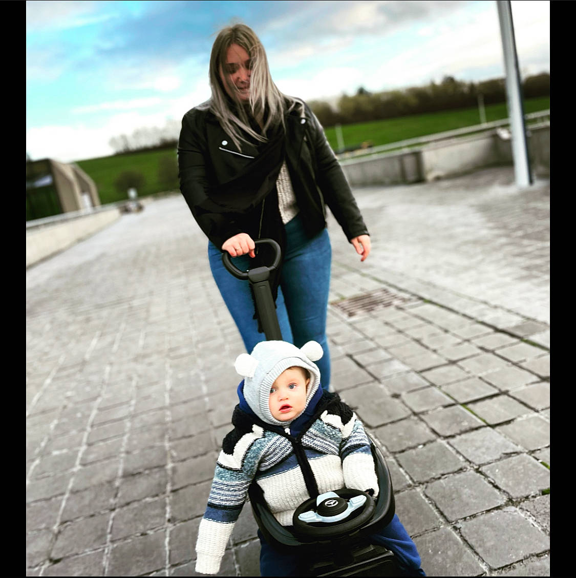 Iago participe au concours pour gagner de l'argent avec cette photo : baby, baby_carriage, baby_products, bag, child, cloud, fashion, flash_photography, fun, gesture, happy, headwear, pattern, person, portrait_photography, recreation, sitting, sky, stock_photography, street