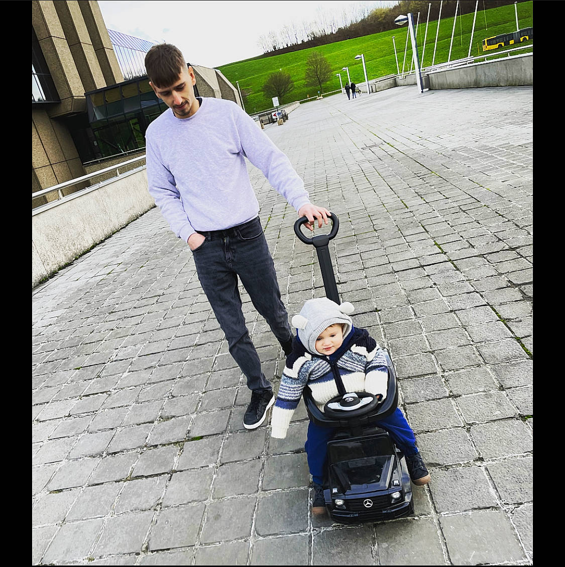 Iago participe au concours pour gagner de l'argent avec cette photo : asphalt, baby, baby_carriage, baby_products, cool, fun, happy, headwear, leisure, person, product, recreation, road, rolling, sidewalk, sky, street, tints_and_shades, tire, toddler