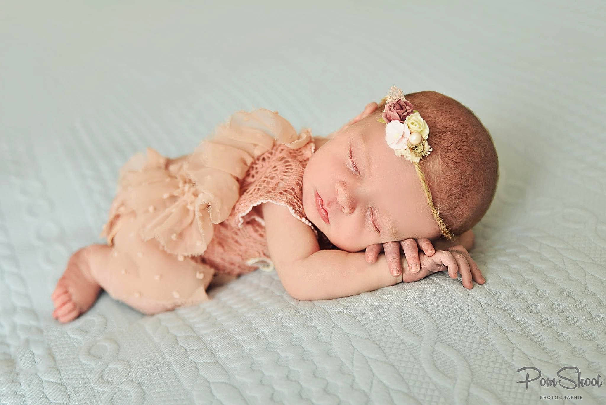 Hailey a rejoint le concours — aidez-le/la à gagner de superbes lots ! art, baby, baby_sleeping, baby_toddler_clothing, comfort, dress, embellishment, fashion_accessory, flash_photography, flooring, hair_accessory, head, headband, headgear, headpiece, jewellery, linens, person, pink, toddler
