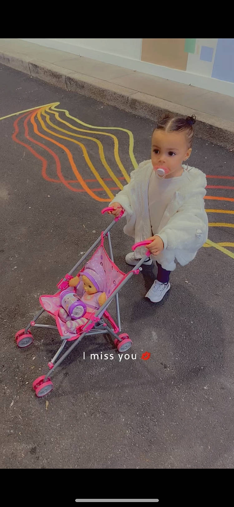 Thelma participe au concours pour gagner de l'argent avec cette photo : art, asphalt, baby, baby_carriage, baby_products, baby_toddler_clothing, chalk, child, concrete, fun, grass, person, pink, play, road_surface, sidewalk, sitting, tire, toddler, visual_arts