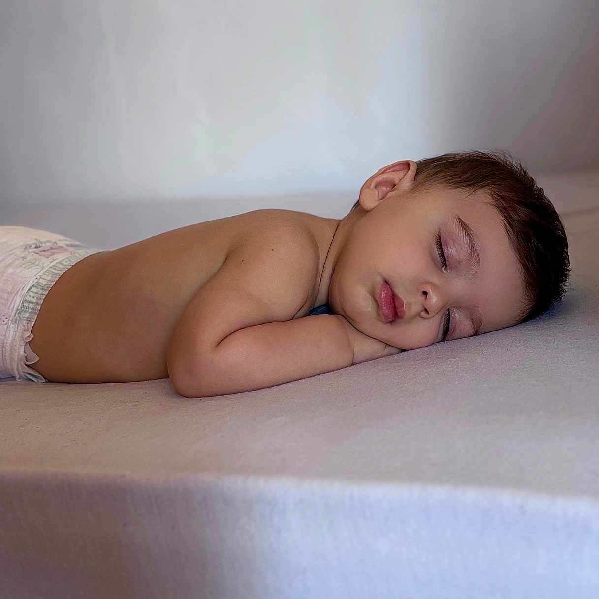Pierre-Alexandre participe au concours pour gagner de l'argent avec cette photo : arm, baby, calm, child, closeup, cute, diaper, face, head, indoors, infant, peaceful, portrait, relaxation, resting, serene, skin, sleeping, soft_surface, young